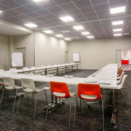 普瓦捷中心宜必思尚品酒店